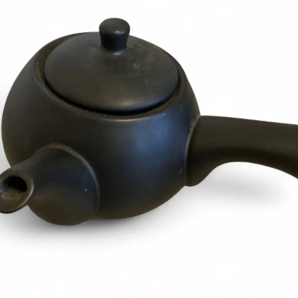 Tokoname-ware ceramic Japanese side-handled teapot, known as‎ a kyusu